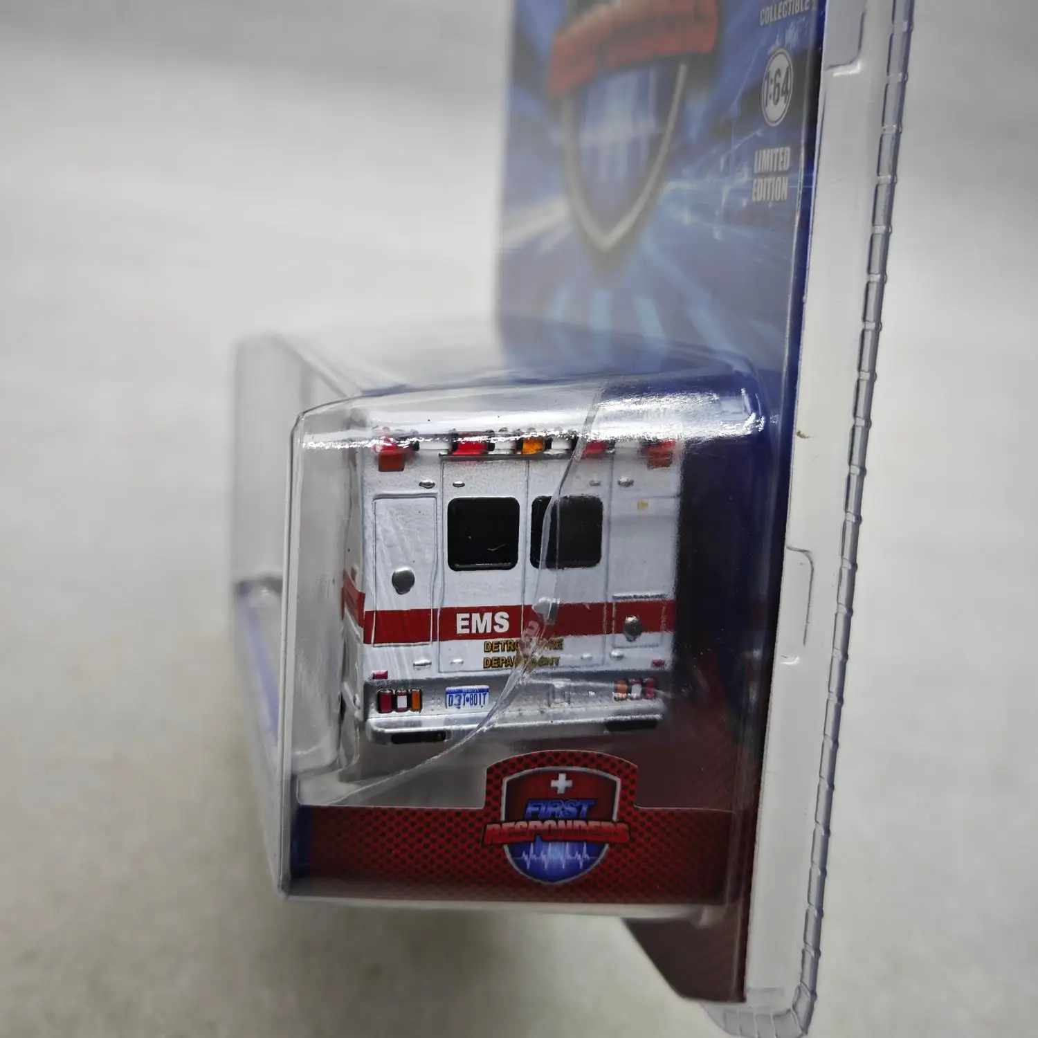 Green Light 1:64 EMTs – 1995 Ford F-350 Krankenwagen – Detroit Fire Department EMS