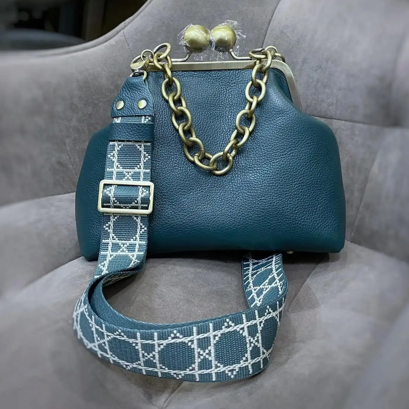 

Lost in Vintage Маленькая зеленая сумочка Natural Leather Soild Bag Big-Ball Kiss Lock Metal 22x18x10cm