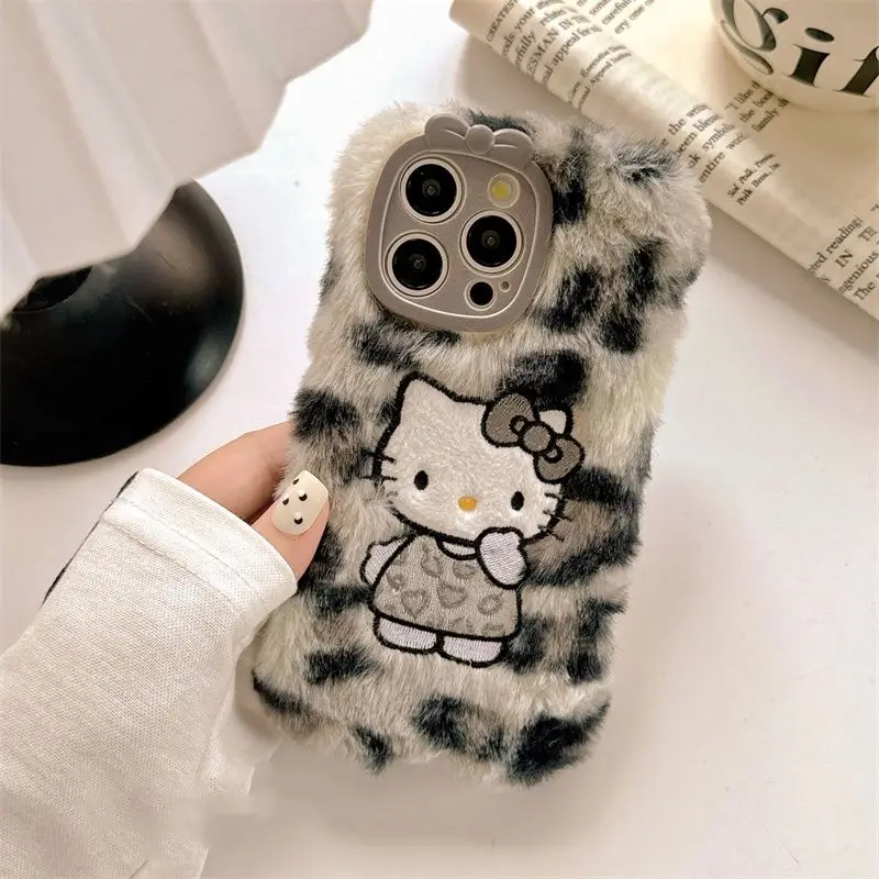 Sanrio Autunno e Inverno Peluche Stampa Leopardo Hellokitty Adatto per Custodie per Cellulari Apple 15, Cute Iphone 16 Promax e Altri Modelli