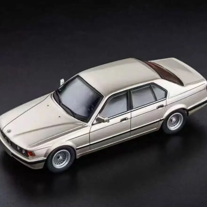 

Новая модель автомобиля DCM 1:64 7-Series E32 из высококачественного сплава, коллекционная миниатюрная масштабная модель для подарка или коллекции