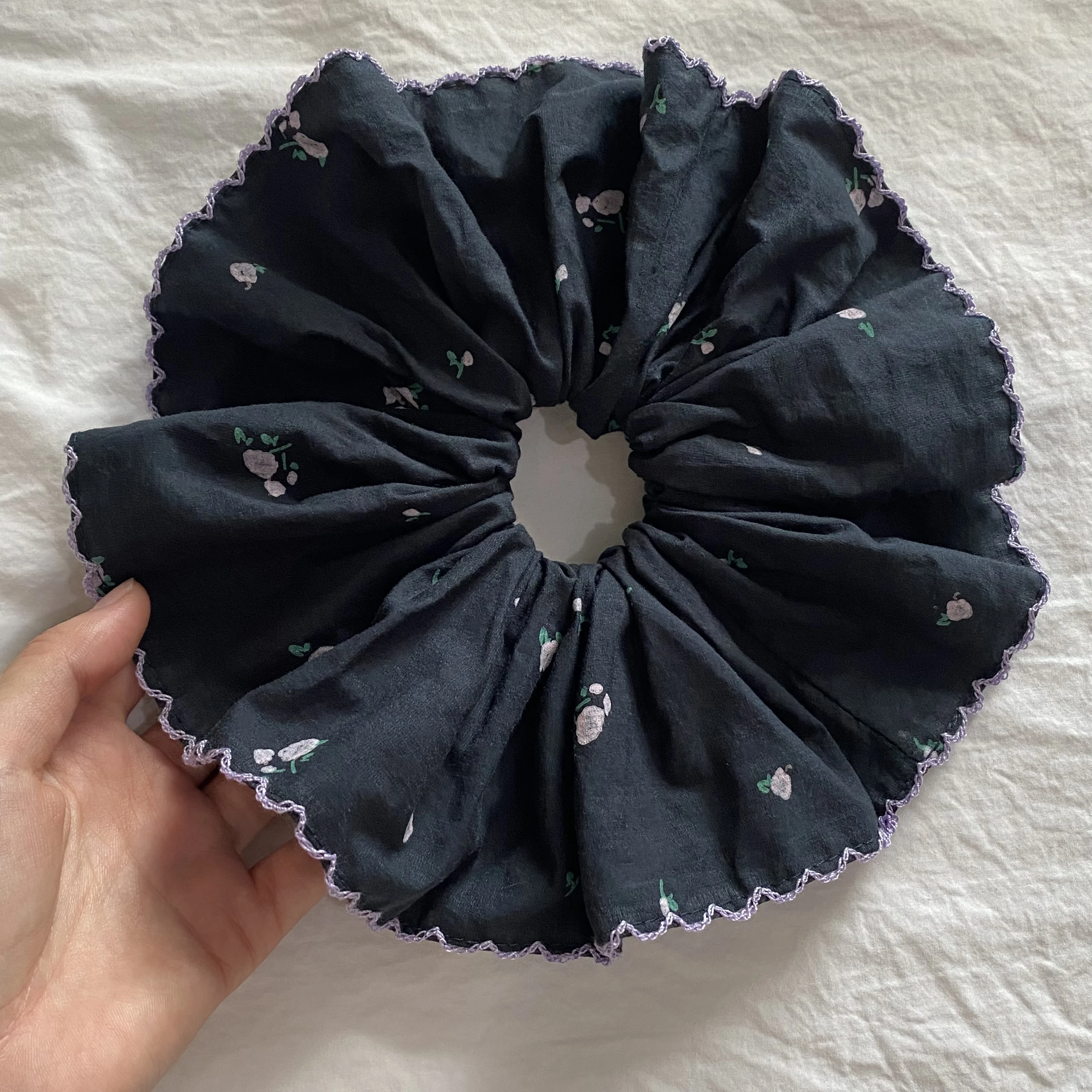 1PC フォレストスタイルダークフローラルプリントヘアシュシュ、パープルトリム付き、大きなフリルヘアタイ、女性用エレガントなヘアアクセサリー