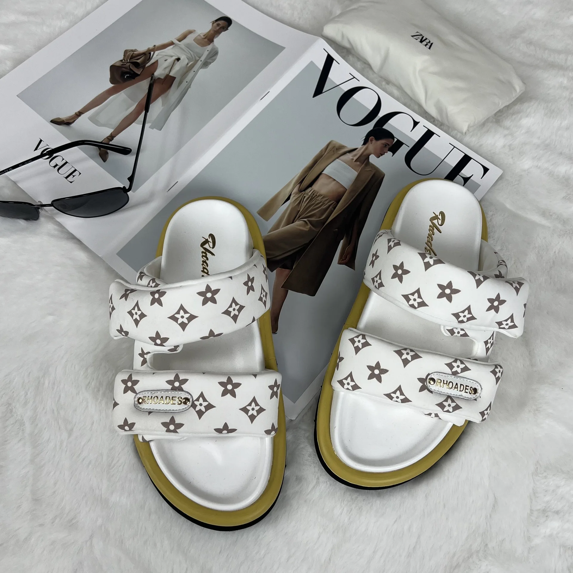 شباشب بنية جديدة لعام 2025 أحذية شاطئ صيفية مع شريط سحري بجزء سفلي سميك صنادل نسائية عصرية متعددة الاستخدامات