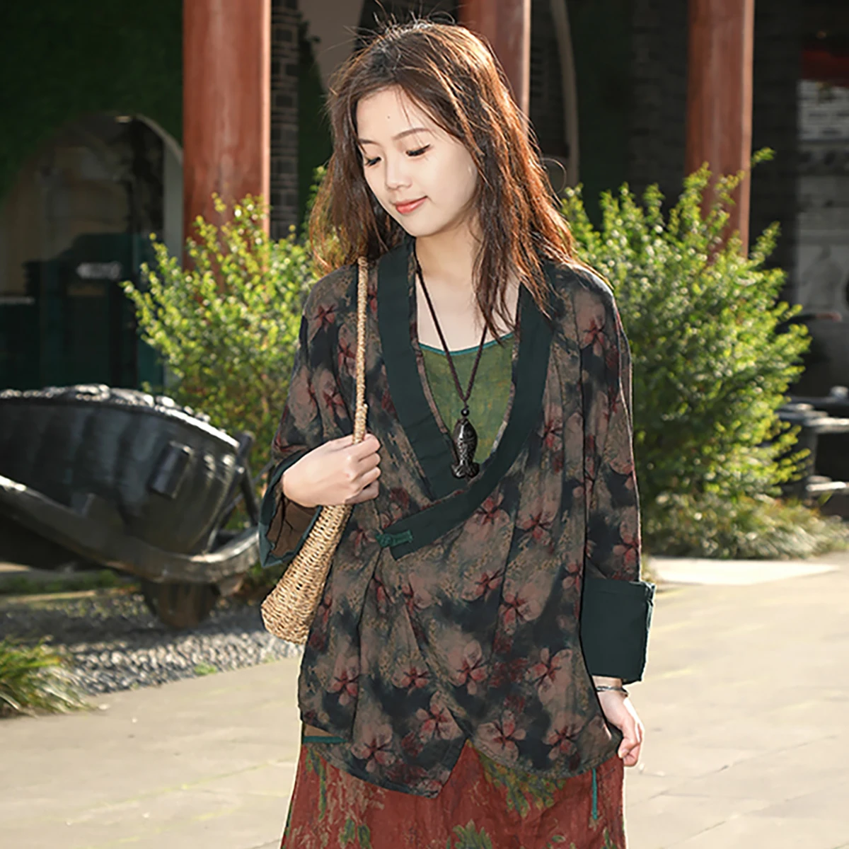 Camisa chinesa de algodão e linho de primavera LZJN com gola inclinada estilo Hanfu modificada, artística e suave, emagrecedora, blusa estampada