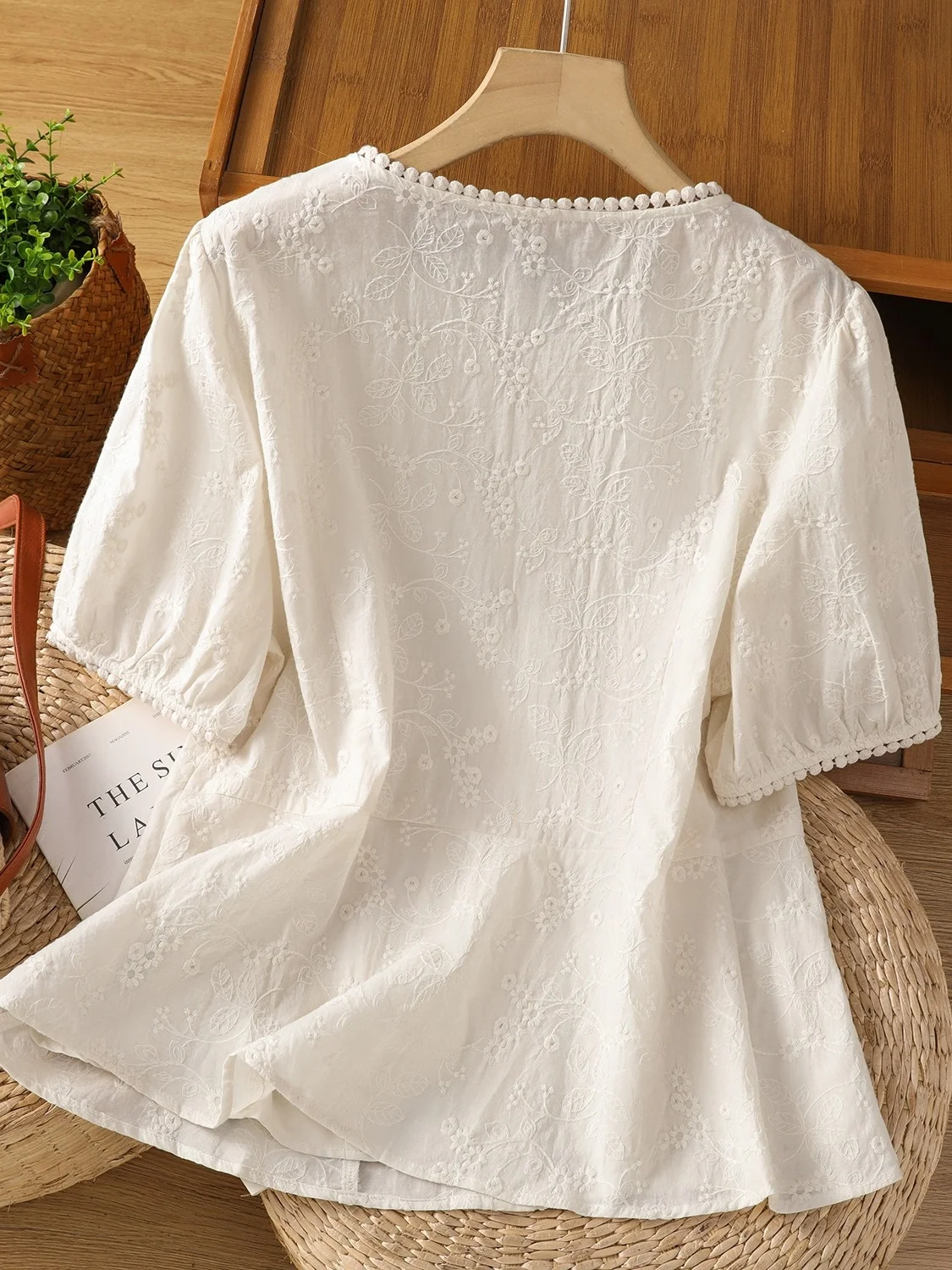 Csa fena e com gola redonda, manga curta, bordado, flor, novo estilo chinês, costura pesada, moda verão