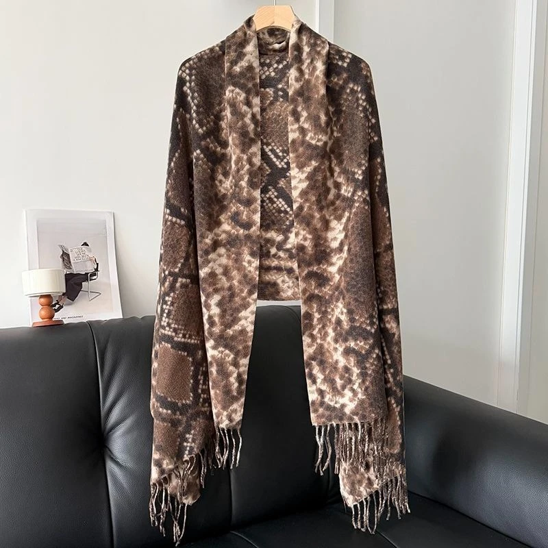 

2026 Новая мода змеиный принт утолщенный ретро шарф из искусственного кашемира с бахромой зимняя женская шаль роскошные теплые шарфы роскошный дизайнер