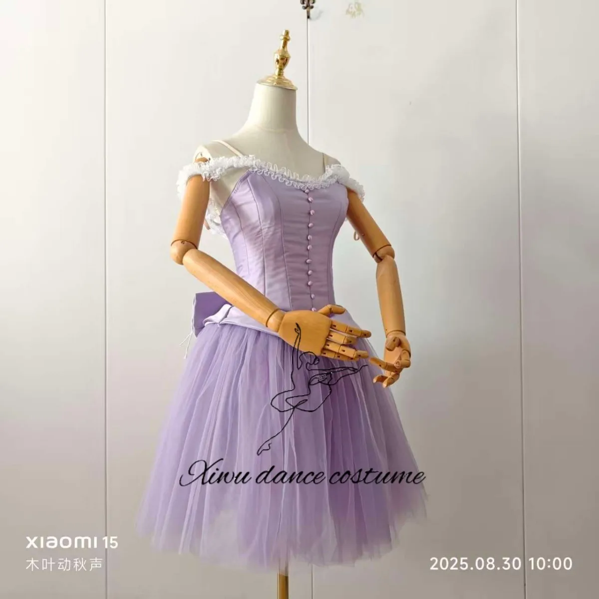   Pastelowa fioletowa sukienka baletowa z odkrytymi ramionami