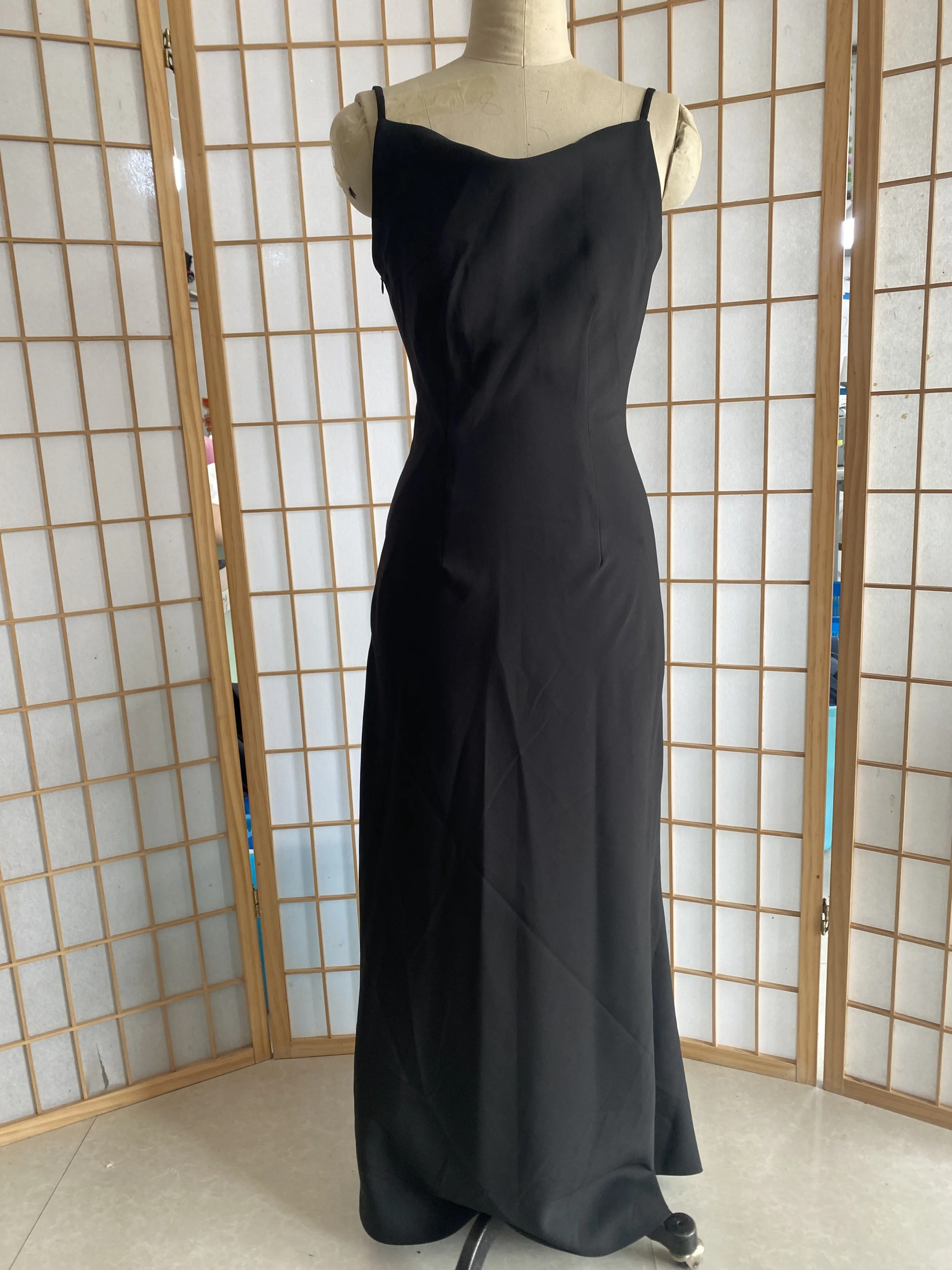 Vestido de novia ligero de satén negro, vestido largo hasta el suelo de novia con tirantes ajustados de estilo coreano, velo para salir, novedad de 2024