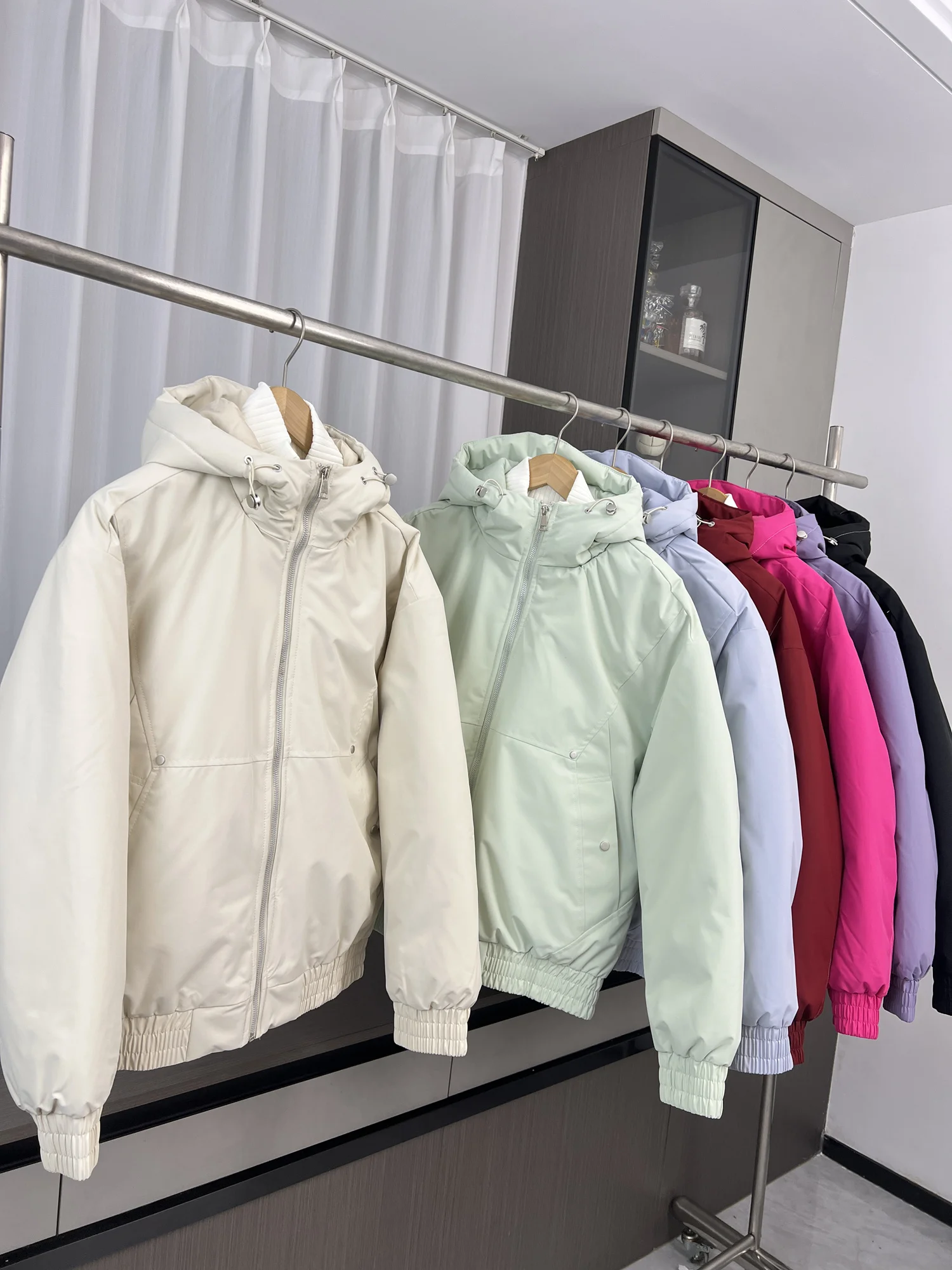 

Утепленная хлопковая куртка для мужчин с декоративными заклепками и стегаными швами, теплая повседневная модель с капюшоном и длинными рукавами, молодежный стиль