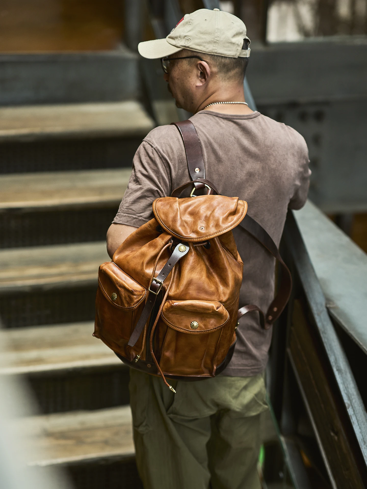 

outdoor travel padded high quality vegetable tanned cowhide men's backpacks fashion vintage thick genuine leather schoolbags
