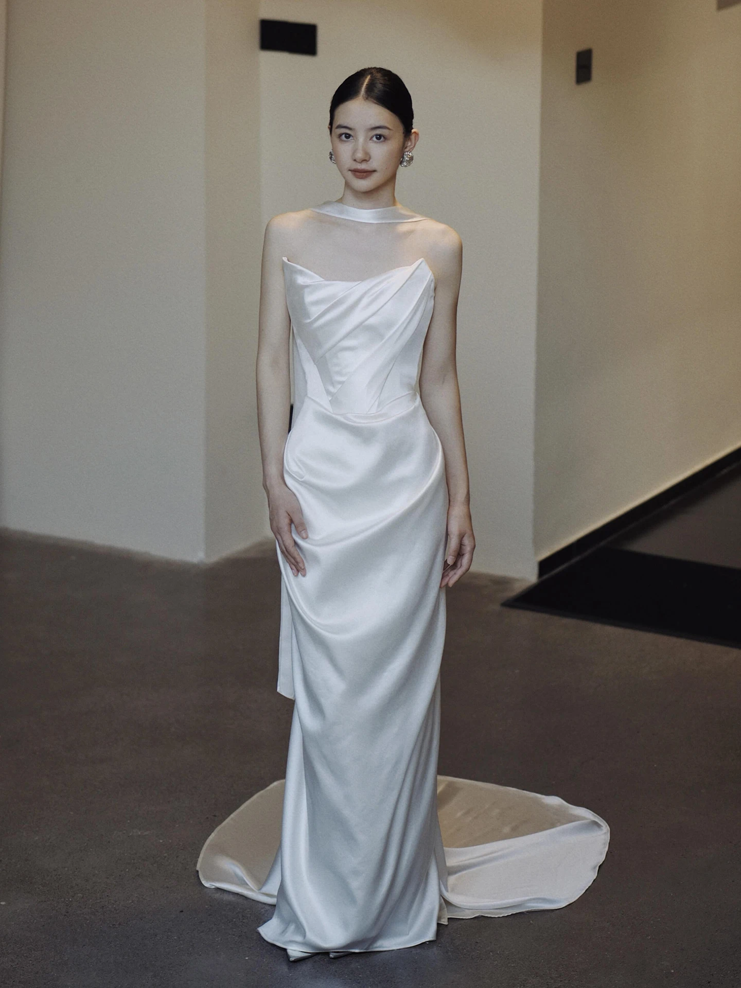 

Ретро-свадебное платье из атласа с длинным шлейфом для невесты, приталенное, для входа в зал, для отеля, для помещений, с длинной юбкой