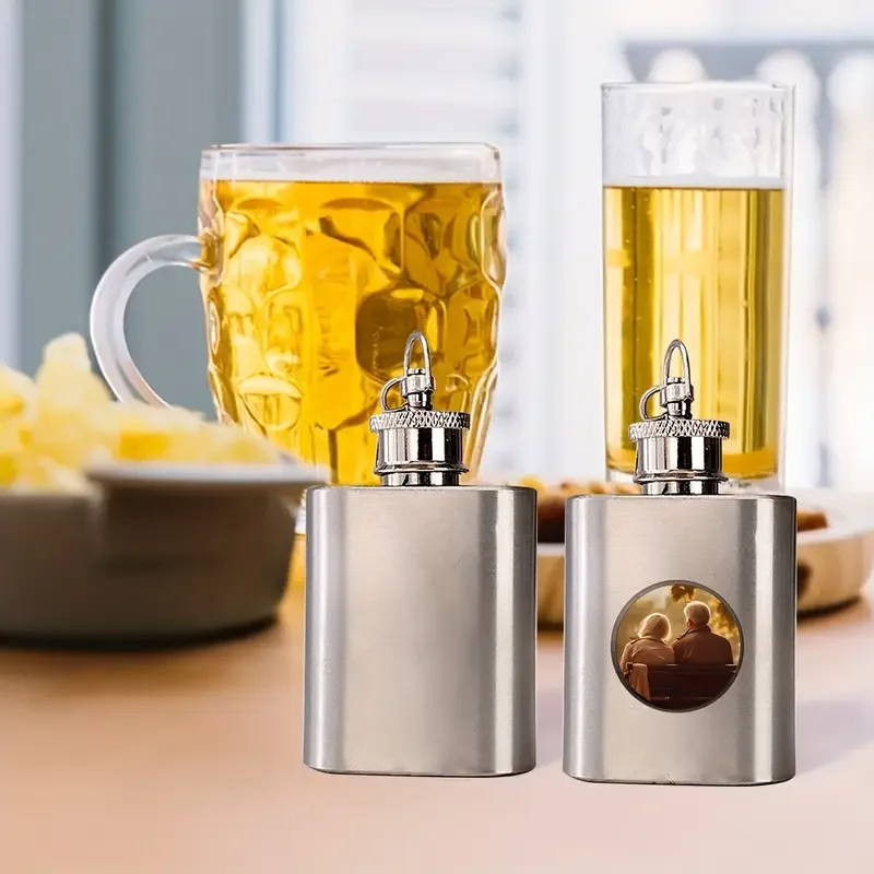 Gepersonaliseerde aangepaste afbeelding heren sleutelhanger heupfles sleutelhanger, gepersonaliseerde DIY afbeelding sleutelhanger die een 1-ounce wijn bevatten