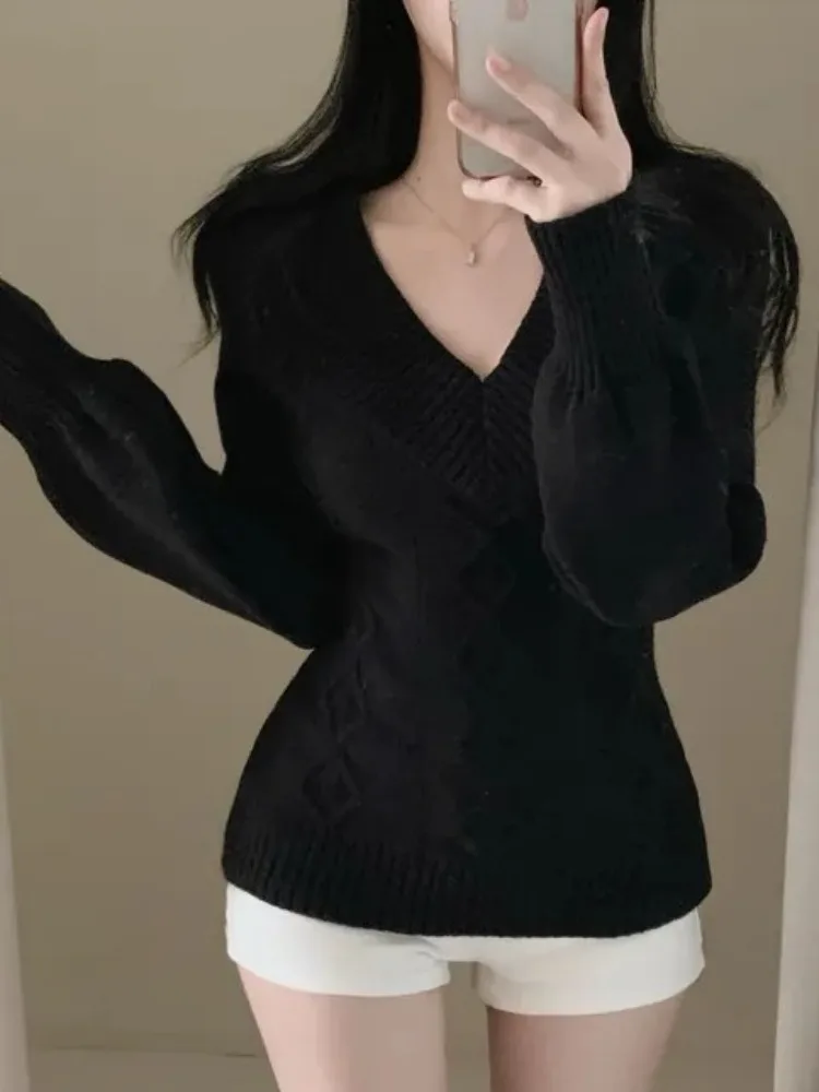 เสื้อสเวตเตอร์ไหมพรมคอวีทรงสลิม ดีไซน์เก๋ไก๋สำหรับผู้หญิง ฤดูใบไม้ร่วงและฤดูหนาว ช่วยเสริมสร้างความมั่นใจด้วยดีไซน์ที่เน้นสัดส่วนช่วงเอว