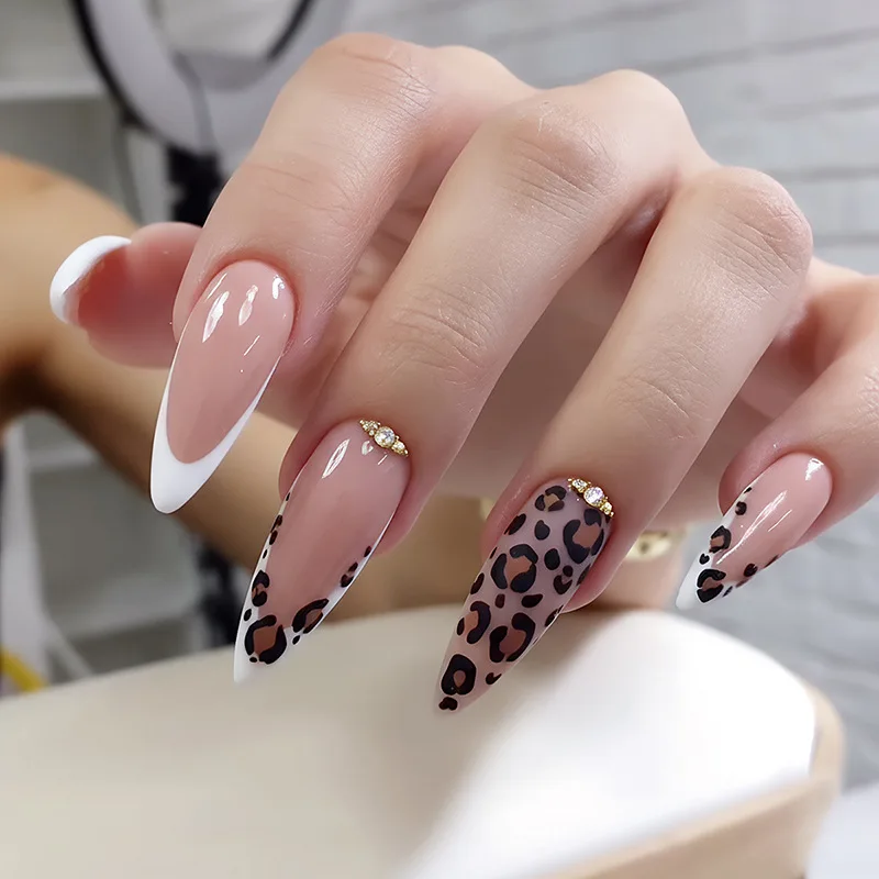 24-teiliges einfaches französisches tragbares Nagelkunst-Set mit Leopardenmuster, mittellang, mandelförmig, kühles, abnehmbares Nagelset mit Gelee-Kleber, Acryl-Nagelspitzen