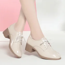 Scarpe da donna in pelle brillante con lacci stile britannico vintage da 4 cm Oxford da donna autunno 2024 scarpe con tacco medio nere per mamma da ballo in ufficio