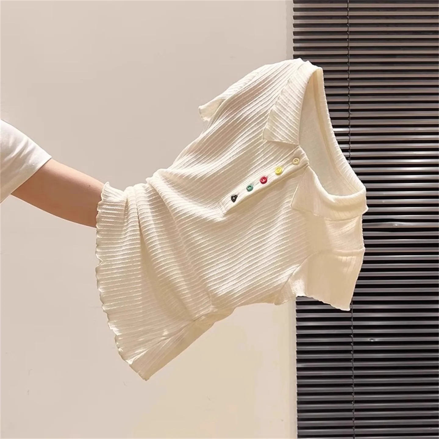 2025 봄 여름 여성 신상품 작은 신선함을 더한 니트 스웨터 슬림 라펠 컬러 버튼 반소매 탑