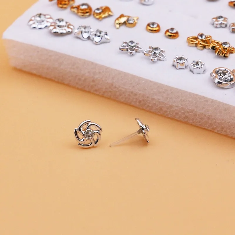 50 زوجًا من الأقراط البلاستيكية البلاستيكية البسيطة المطلية بالألماس والأشعة فوق البنفسجية الصديقة للبيئة