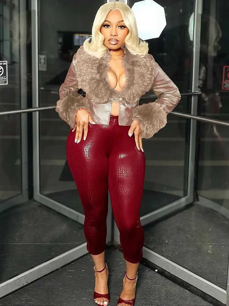 

Комплект из двух предметов: женская зимняя кожаная куртка с меховым воротником и облегающие брюки из искусственной кожи для уличной моды