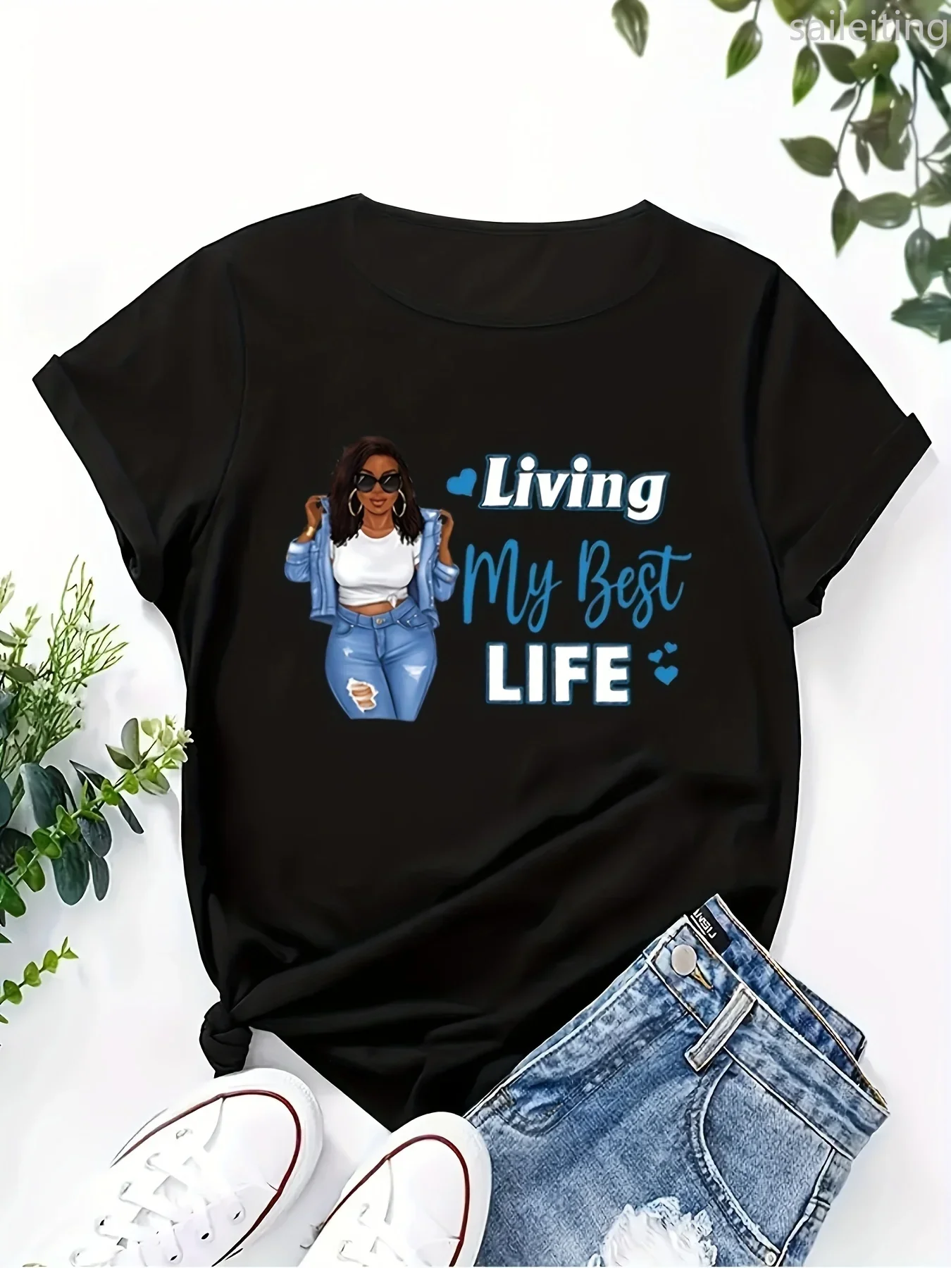 T-shirt nera girocollo da donna - Grafica motivazionale "Living My Best Life" con scritte blu, manica con stampa donna sicura