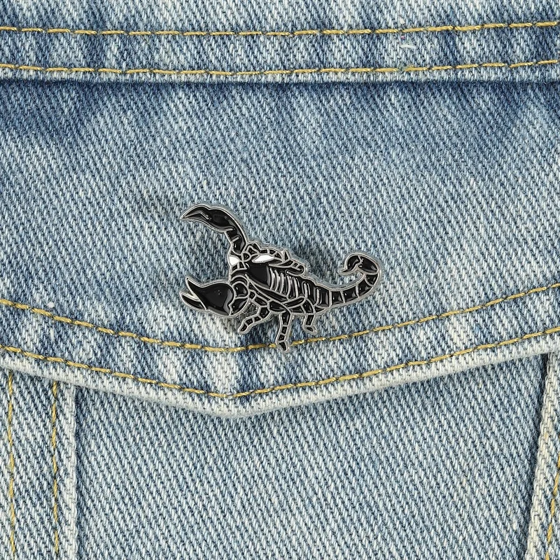 Skorpion-Skelett Emaille-Anstecknadel Dunkel-Gotische Röntgen-Knochenstruktur Skorpion Metall-Brosche Rucksack-Revers-Abzeichen Schmuckgeschenk für Freunde – Detail 5
