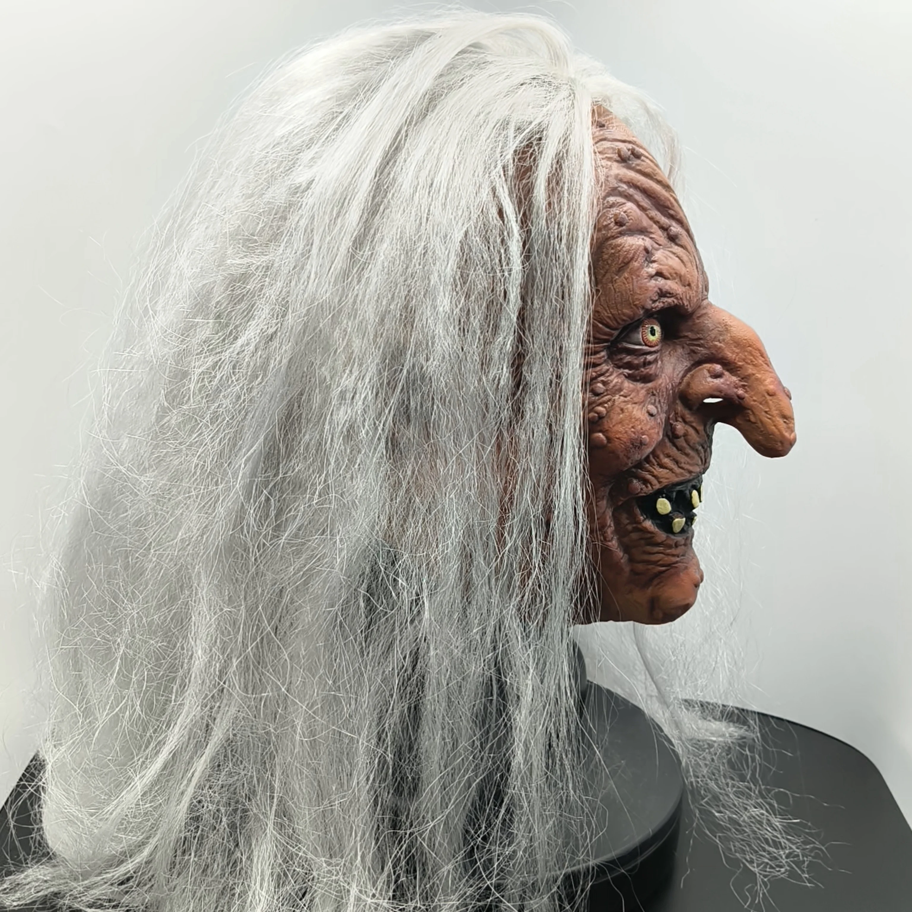 Realistische Latex-Alterfrauenmaske Gruselige Hexenmaske Unheimliche Oma Vollkopf-Gesichtsmaske mit Weißem Haar Horror Cosplay Halloween-Party-Kostüm – Detail 9