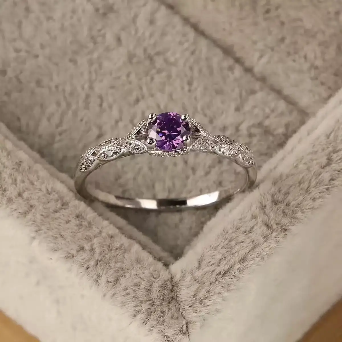 Light luxury style amethyst zircon women\'s ring, simple and fashionable gemstone