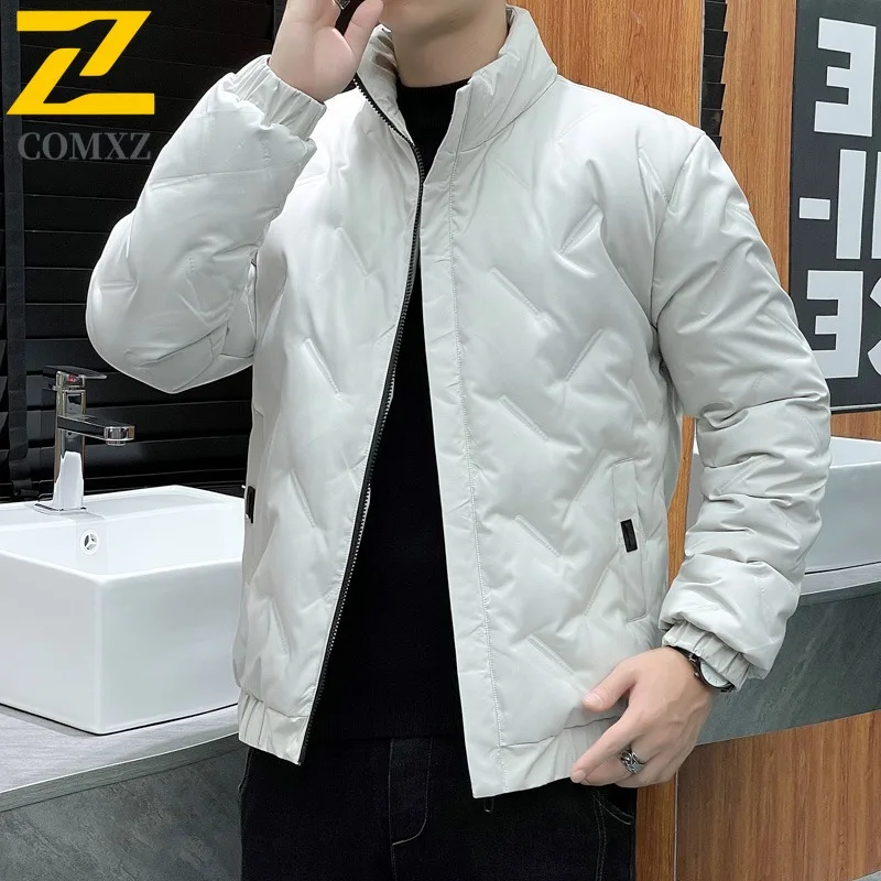 

COMXZ Мужское парковое пальто Корейская мода Короткий новый стиль Лыжная дорожная теплая свободная городская куртка-пуховик Универсальный зимний топ 2025