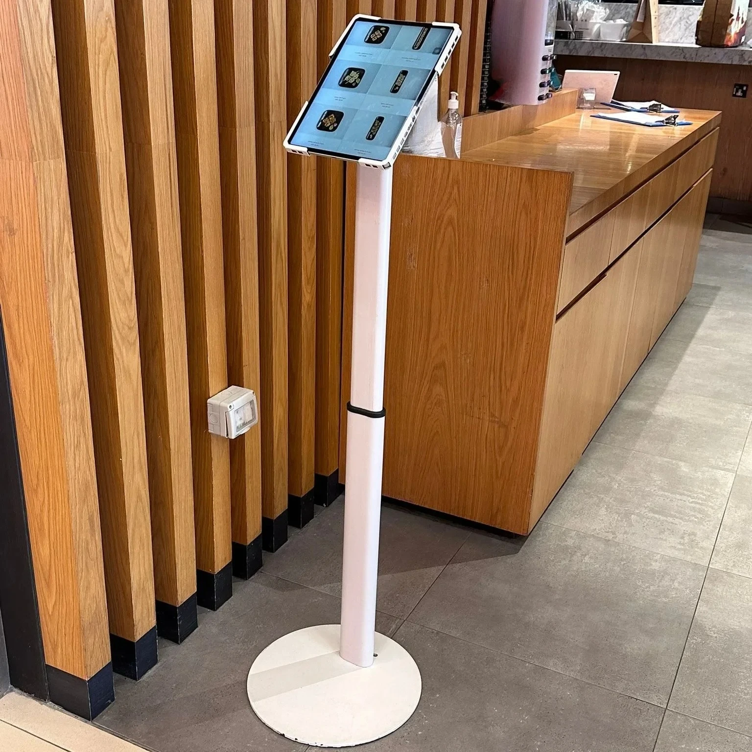 Manufacturers supply tablet brackets, self-service stores, vertical floor-to-ceiling cash registers