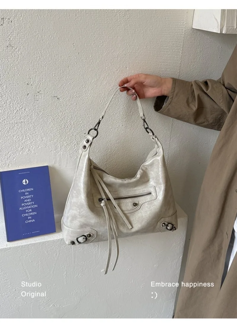 CEEKAY Damen Hobo-Tasche, Schwarz, Glänzendes PU-Leder, Große Schulterhandtasche mit Reißverschluss-Detail, für den täglichen Arbeitsweg, Casual, Minimalistisch – Detail 15