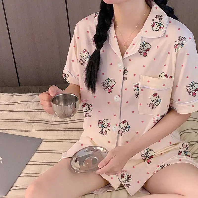 

Sanrio Cute Fresh Шорты с короткими рукавами Hello Kitty Cute and Funny Exquisite V-образным вырезом Весна Осень Sweet Kawaii Stay At Home Girl