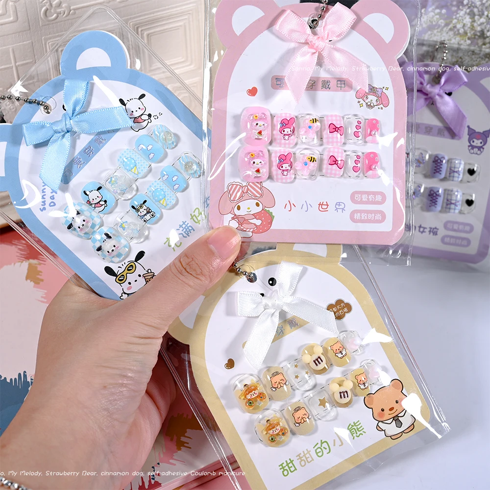 12 PC MINISO HelloKitty กดบนเล็บปลอมอุปกรณ์เสริม Y2K Kawaii ออกแบบการ์ตูนเล็บปลอมสั้นที่ถอดออกได้เล็บของขวัญหญิง