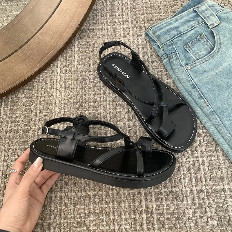 Sandały damskie 2024 New Summer Black Clip Toe Platform Ladies Shoes Cross Belt Back Strap Flat Bottomed Sandales Femmes