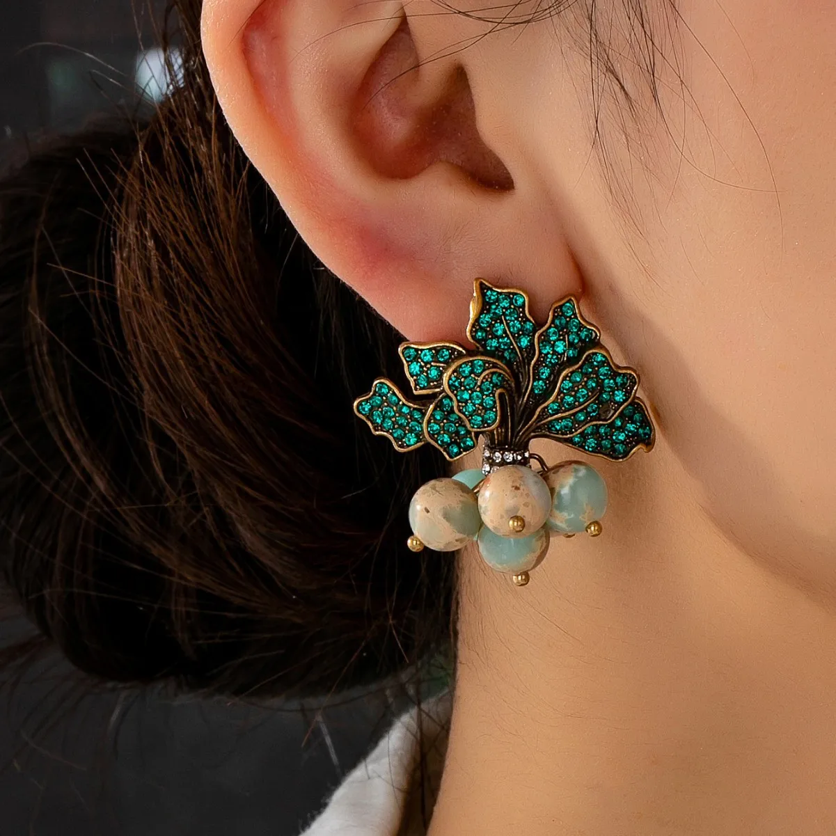 Vintage High-End Blue Radish Earrings Court Style Paved Rhinestone Fashion Unique Temperament Retro Studs M902