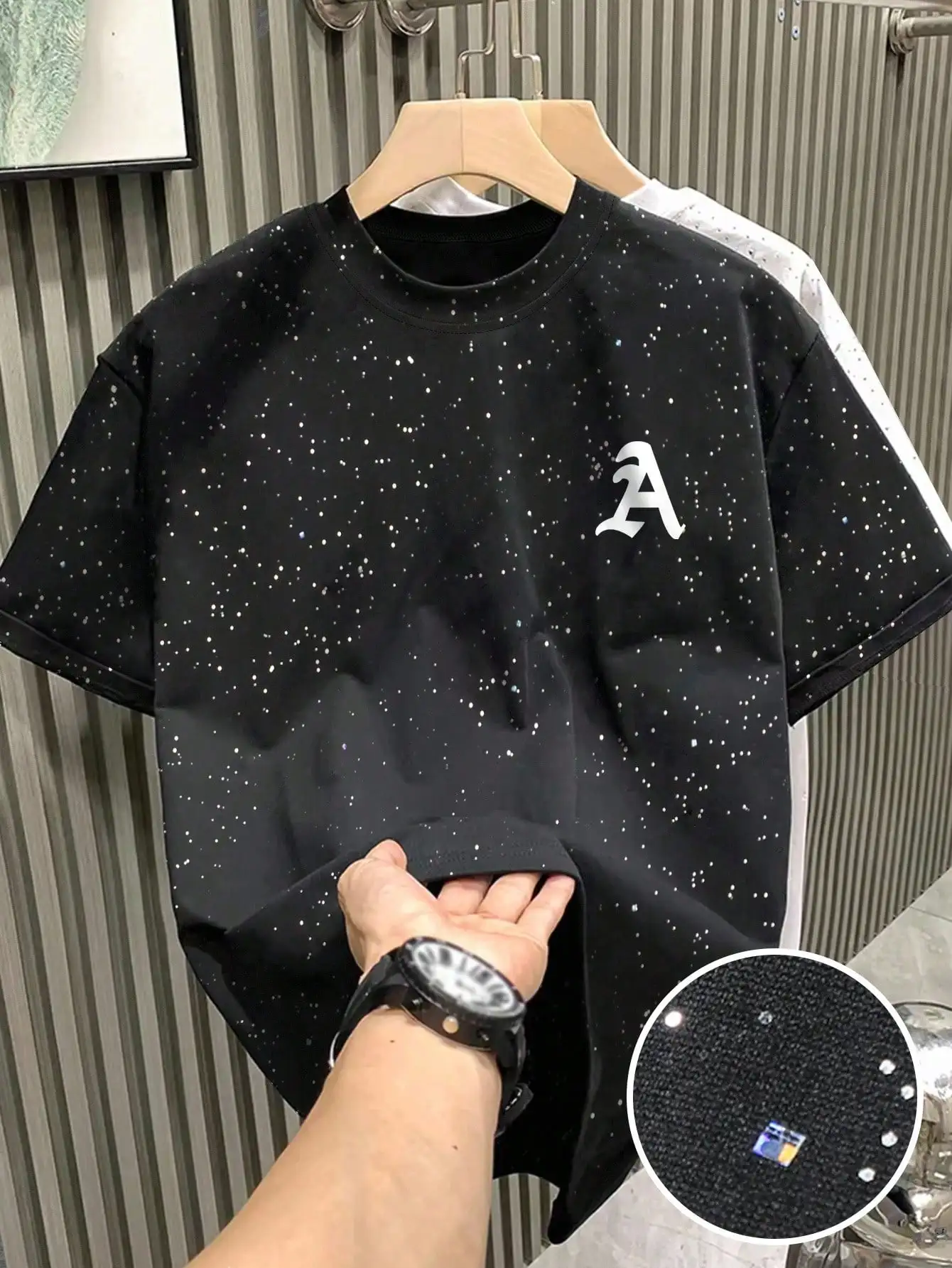 

Мужская черная футболка с принтом звезд и буквой А из фольги, свободного кроя, повседневная, с коротким рукавом