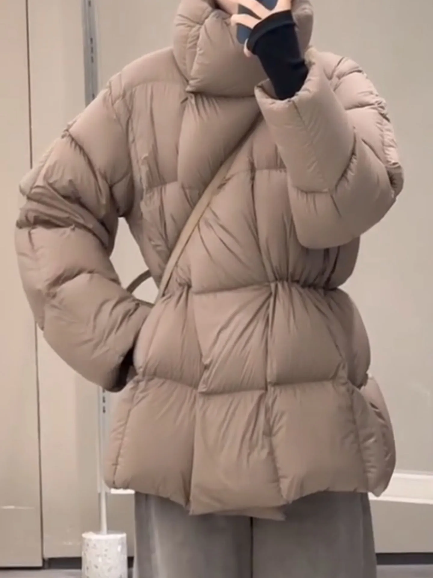 キャラメルパファージャケット レディース ルーズフィット ウエストシェイプ スタンドカラー ミドル丈 ダウンコート カジュアル アウター