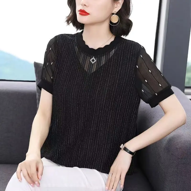 Mãe de meia-idade vestida em um temperamento, camisa de renda de manga curta com redução de idade, capa de barriga solta coreana