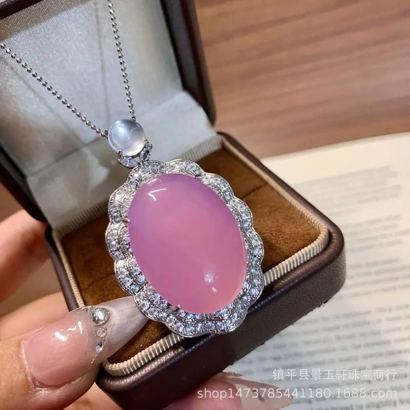 Simple versatile round cabochon chalcedony pendant in emerald green, high-luster and exquisite, suitable as an accessory for