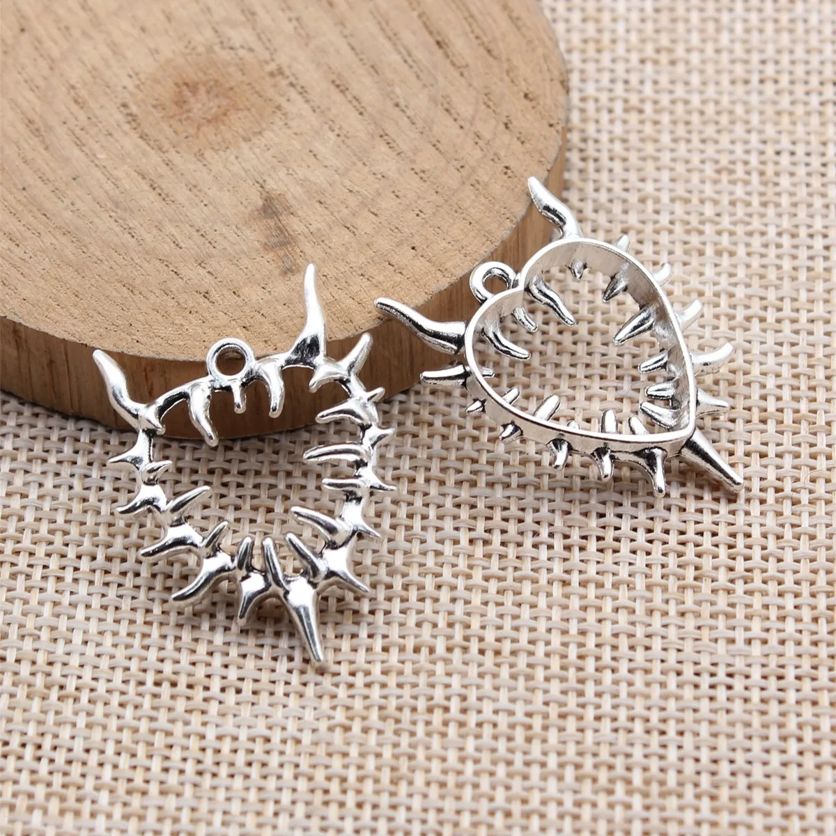 10pcs 33x25mm Antique Silver Color Gothic Spiked Devil Heart Charms Pendant DIY Jewelry Materials Bulk