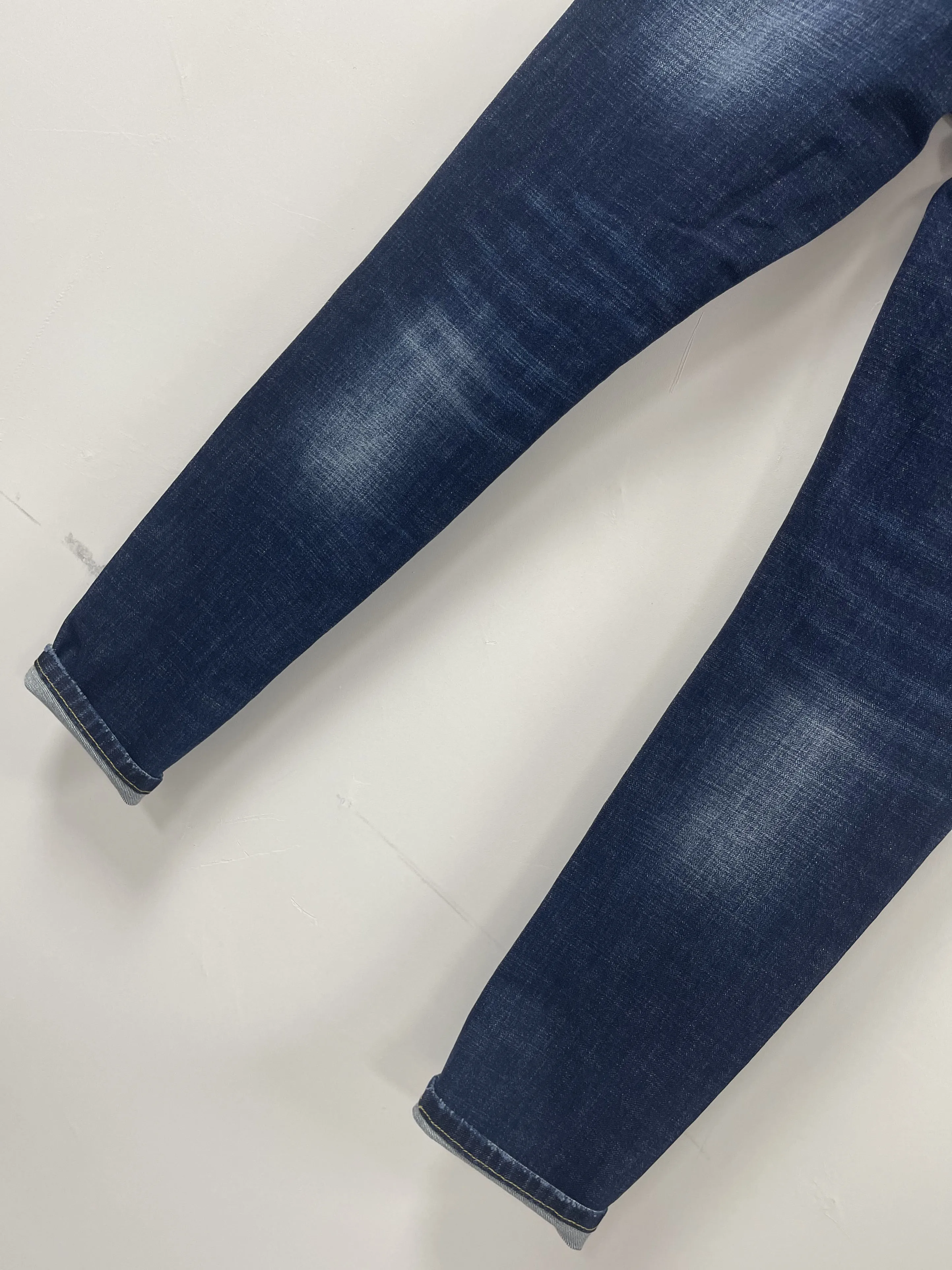 2024 Spring and Autumn New Water Wash Worn Hole Black Micro Elastic Embroidered Logo Emblem Straight Barrel D2 Jeans for Men