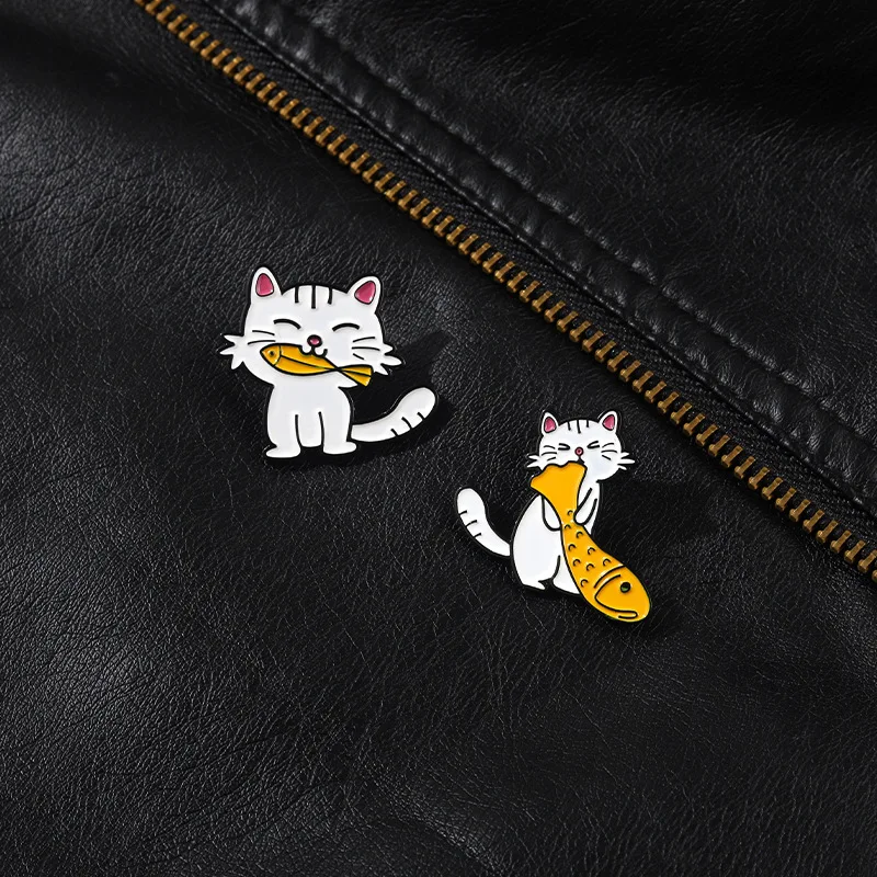 Gentle Cure Cat Pins, Cartoon Cat Eats Small Fish Shaped Alloy Brooch, Wholesale Clothing Accessories, Bag Decoration Badge