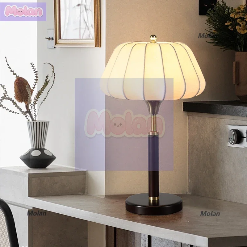 

Liancheng French antique bedside lamp, living room table lamp, American table lamp, atmosphere, high-end bedroom bedside table l