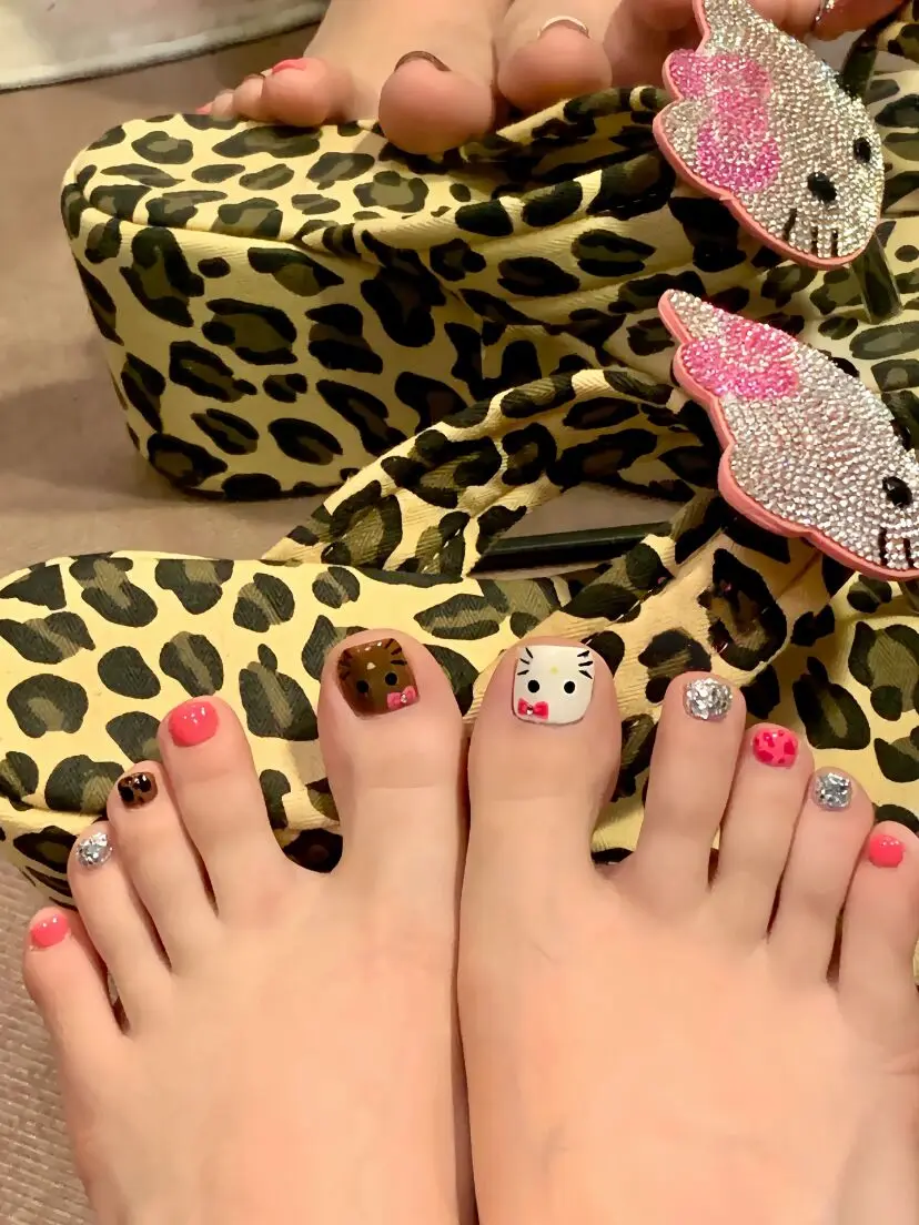 Sanrio Hello Kitty Thick-soled Flip-flops Girl High-looking Leopard Print Outer Beach Shoes Beach Flip-flops To Increase Height