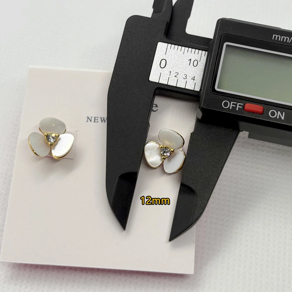 VKVVA Fashion Jewelry Fresh White Three-Leaf Petal Shell Flower Glass Pearl Stud Earrings for Women Daily wearing