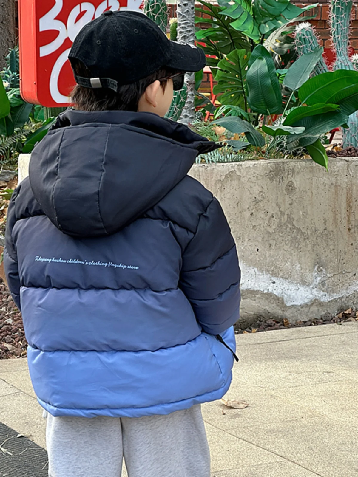 

Зимняя утепленная хлопковая куртка для мальчиков с капюшоном, повседневная, теплая, молодежная, на молнии, приталенного кроя