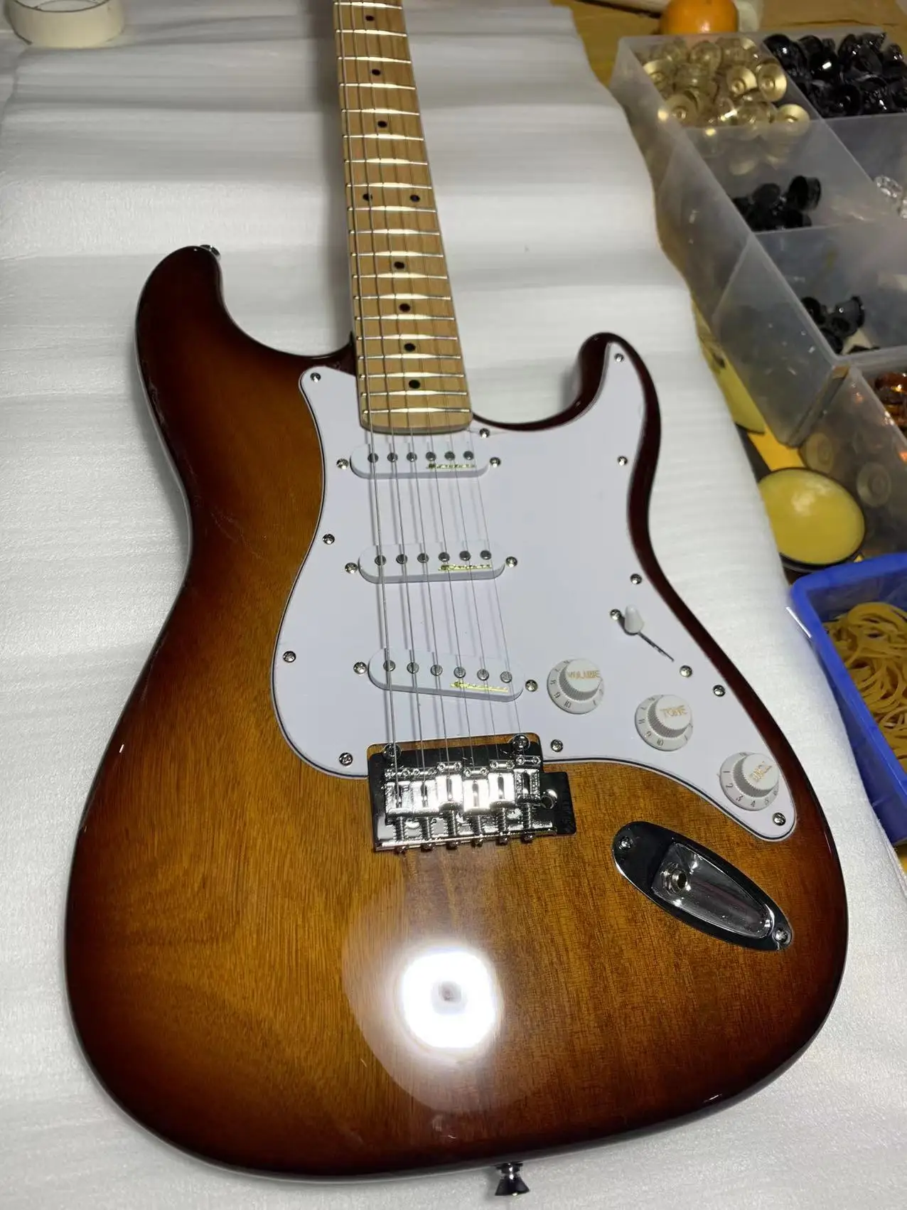 ST electric guitar, high-end ST guitar, high-definition, glossy, baked paint, good workmanship, good sound, comfortable hand fee