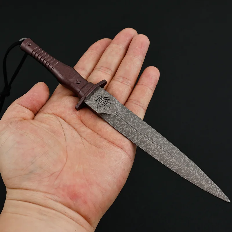 21.5 سنتيمتر ساحة اندلاع لعبة الطرفية سلاح نموذج الاعتداء السكاكين مع الحافظة جميع الحرف المعدنية حلية مجموعات الأولاد الهدايا