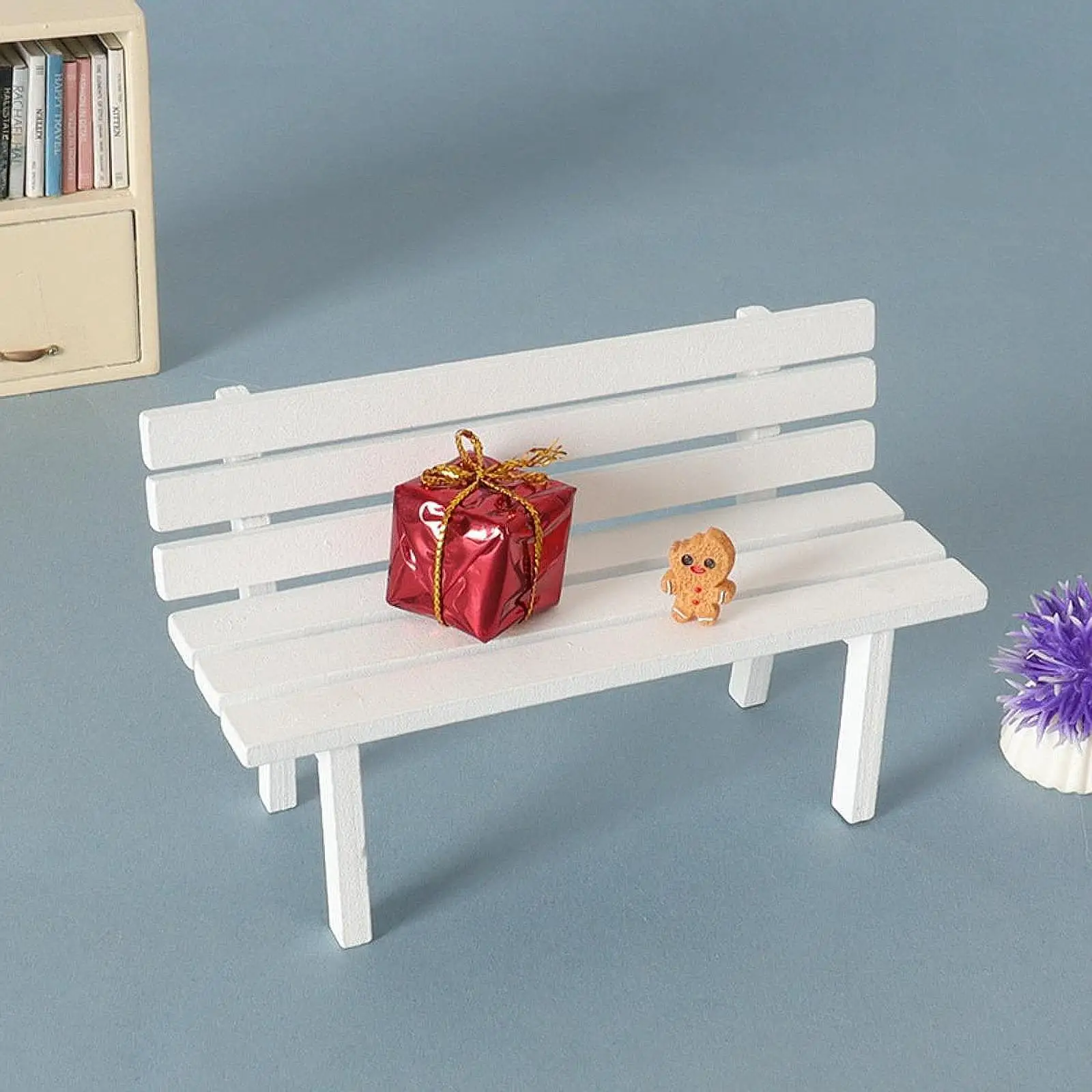 Miniaturowa ławka z oparciem, mini drewniana ławka, miniaturowe meble do scenek z życia.