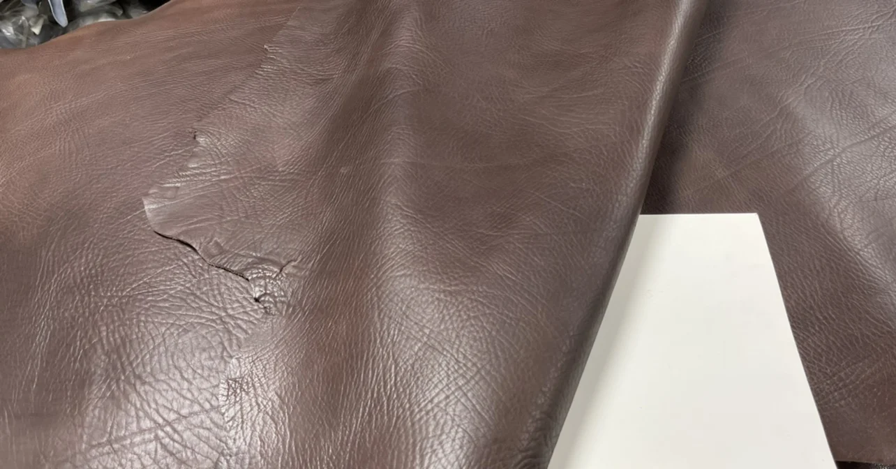 Double Shoulder Leather, Italian Red Coffee Color, Brown Pattern, Thickness 2.2-2.5mm, 14-16 SF