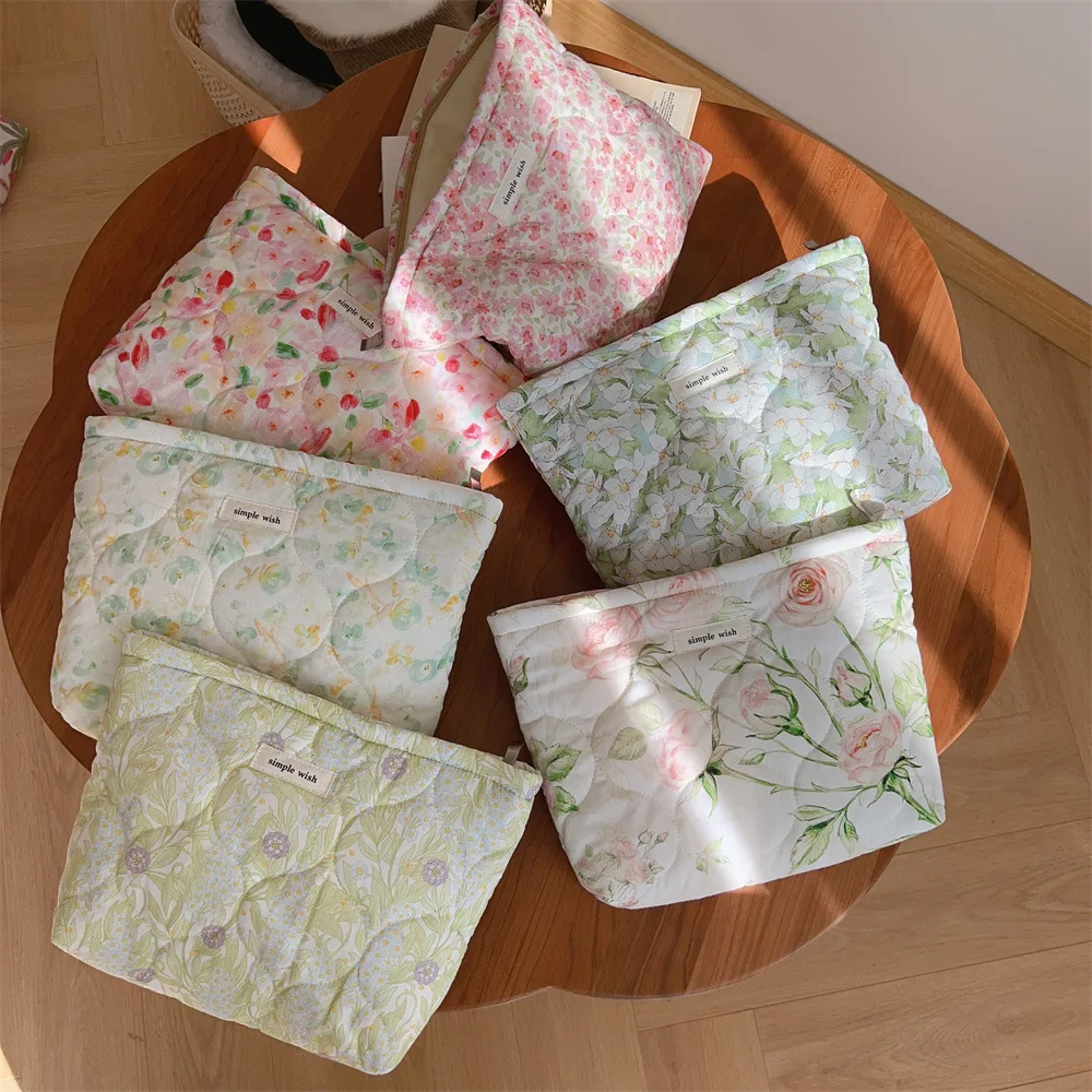 Large Travel Quilted Makeup Bag for Women Floral Cotton Cosmetic Bag Coquette Aesthetic Flower Toiletry Organizer Bag