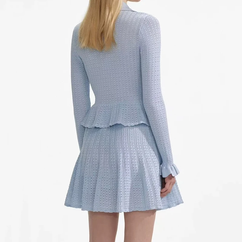 ชุดเดรสถักแขนยาวสองชุดพร้อมคัตเอาท์ลายดอกไม้คอวีและเอวแบบมีซิปสําหรับฤดูร้อนปี 2025