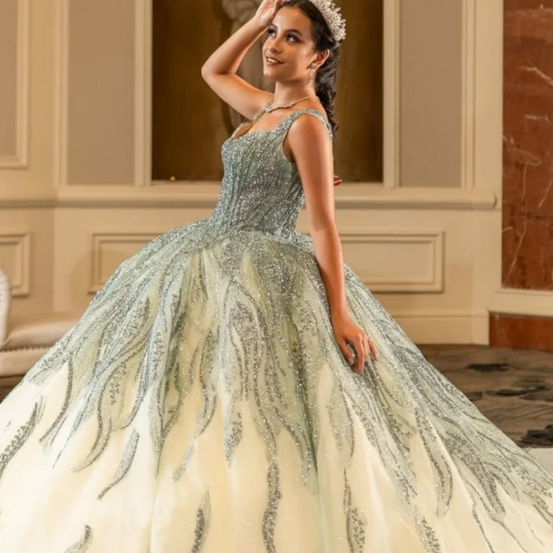 Op maat gemaakte glanzende lichtgroene Quinceanera-jurken Uit de schouder glittersticker Kant Lange staart Vestido 15-Quinceanera